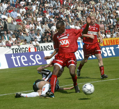 BoIS-målskytten Audun Helgason mot Östers Atiba Hutchinson