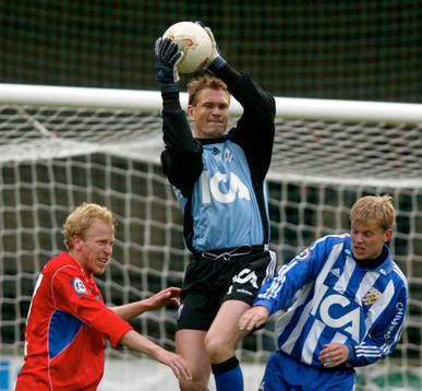 Bengt Andersson, målvakt,  Göteborg plockar ner en boll