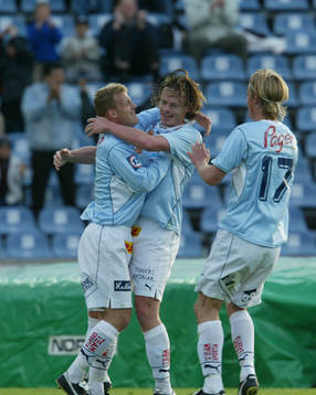 Kristian Bergström och Markus Rosenberg gratulerar Andreas