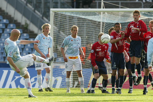 Olof Persson, Malmö slår en frispark…