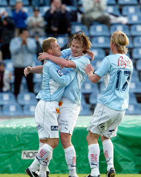 Kristian Bergström och Markus Rosenberg gratulerar Andreas