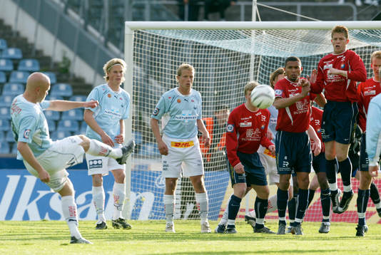 Olof Persson, Malmö slår en frispark…