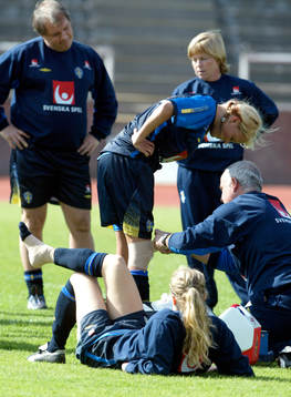 Josefine Öqvist plåstras om och Frida Nordin med skadad