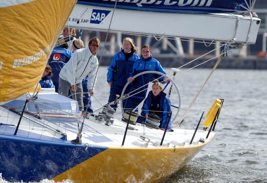 Caroline Jönsson vid rodret. Segling, segelbåt