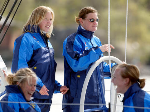 Caroline Jönsson vid rodret. Segling, segelbåt