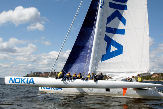 Damlandslaget är ute och seglar. Segling, segelbåt