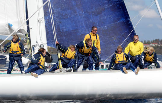 Damlandslaget är ute och seglar. Segling, segelbåt