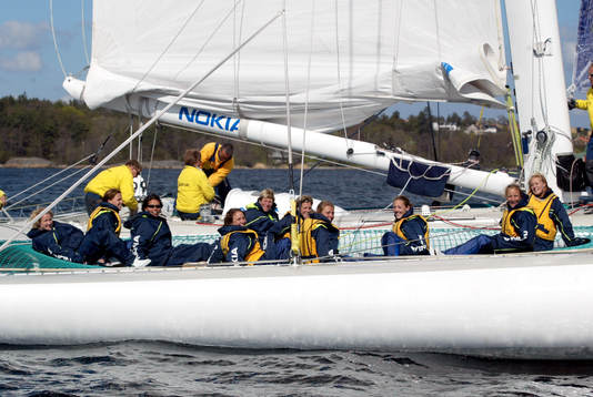 Damlandslaget är ute och seglar. Segling, segelbåt