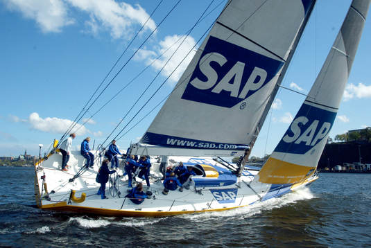 Damlandslaget är ute och seglar. Segling, segelbåt