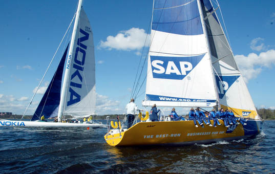 Damlandslaget är ute och seglar. Segling, segelbåt