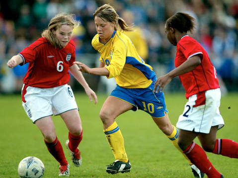 Johanna Almgren, Sverige tar sig förbi Hayley Kemp och