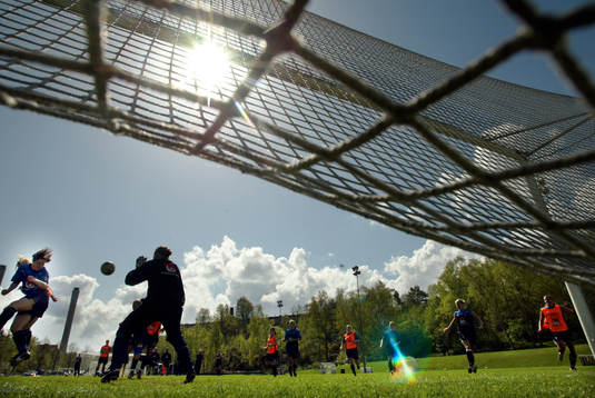Fotboll, Dam, Träning Sverige