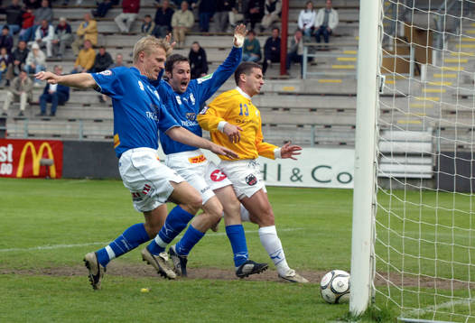 Mats Lilienberg, lägger in bollen i mål, 0 - 1, för
