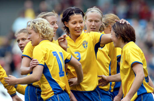 Fotboll, Dam, EM-kval, Sverige . Hanna Ljungberg klappas om