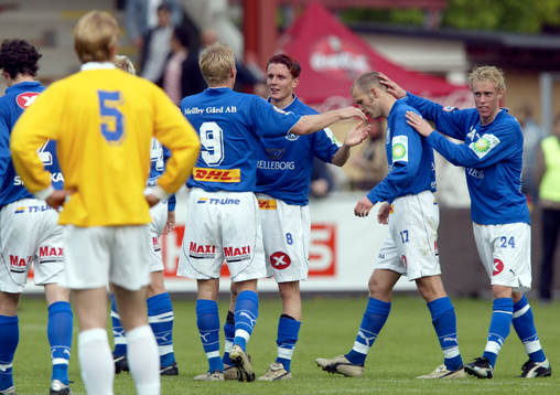 Mats Lilienberg, lägger in bollen i mål, 0-1, för