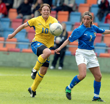 Hanna Ljungberg på väg att göra 2-0