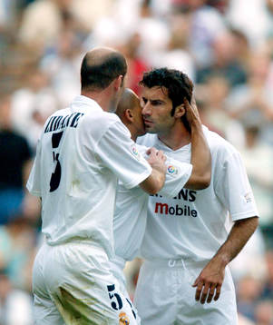 Zidane och Figo kramar om 3-0-skytten Roberto Carlos