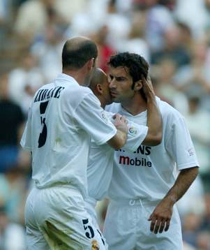 Zidane och Figo kramar om 3-0-skytten Roberto Carlos