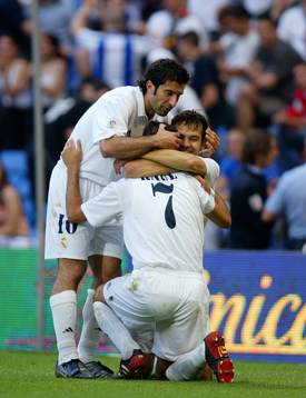Figo och Raul kramar om Morientes