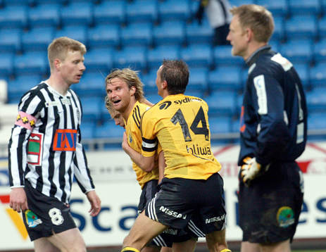 Andreas Andersson har gjort 0-2 och gratuleras av Krister