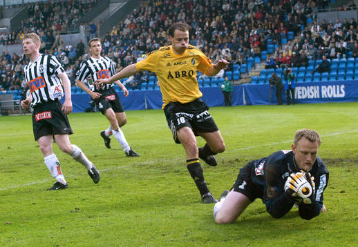 Andreas Alm, AIK och Mats Svensson, målvakt, Landskrona.