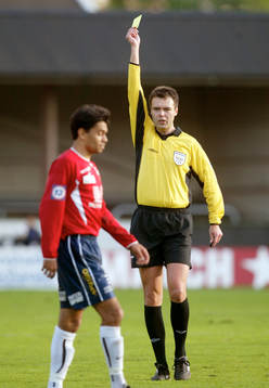 Martin Ingvarsson, domare. Gult kort, varning