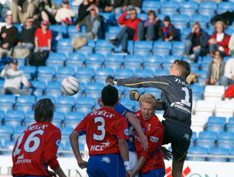 Fredrik Larsson boxar bort bollen