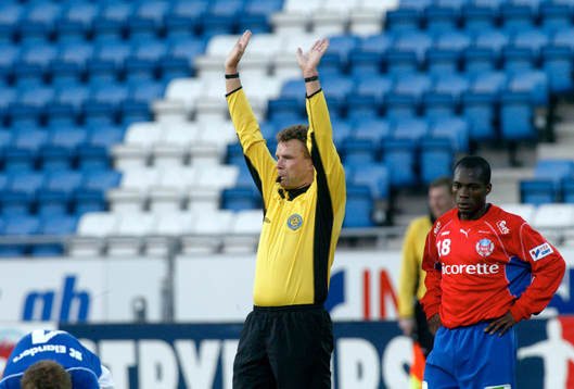John Pelu, HIF. Domaren Lars Kratz, visselpipa