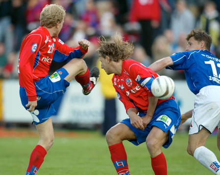 Gustaf Andersson rensar undan. T.h. Jesper Jansson