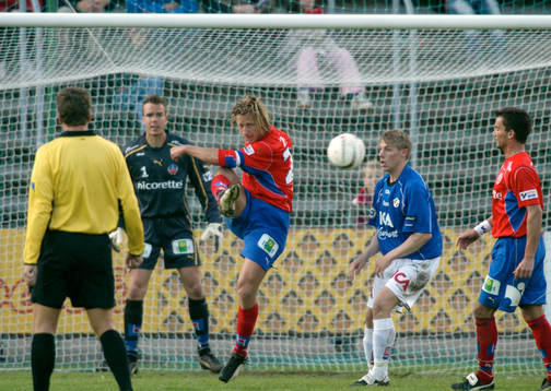 Jesper Jansson rensar undan framför målvakten Fredrik