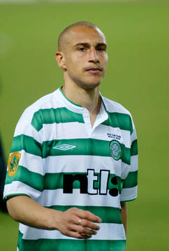 Med tomma ögon lämnar Henrik Larsson planen som