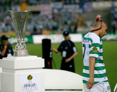 Med tunga steg vandrar Henrik Larsson förbi