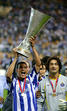 Jorge Costa och Vitor Baia höjer pokalen, jubel