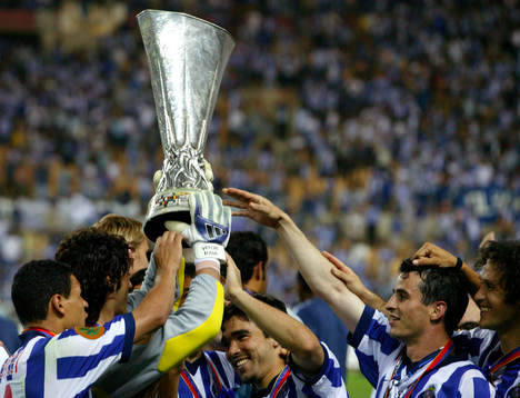 Porto-spelarna höjer pokalen och jublar, jubel. Pokal,