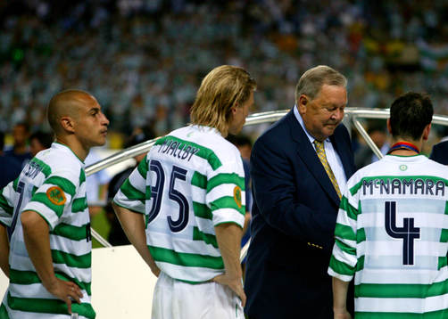 Lennart Johansson delar ut medalj till Jackie McNamara,