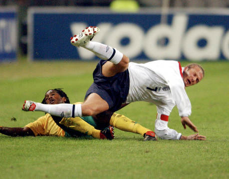 Thabang Molefe tacklar David Beckham så han skadar armen