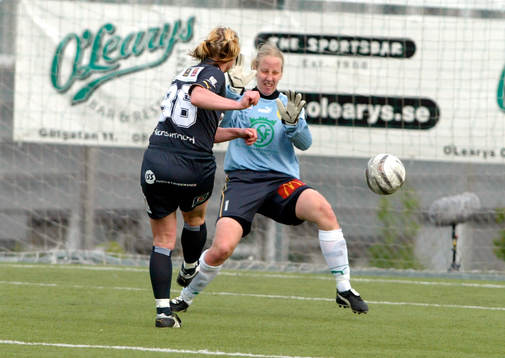 Frida Östberg, Umeå skjuter in 0-2 målet bakom Camilla