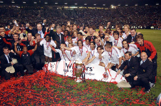 Milan vann. Pokal, jubel. lagbild