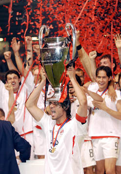 Paolo Maldini lyfter