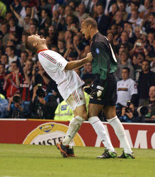 Andriy Shevchenko och målvakten Dida vrålar ut sin glädje