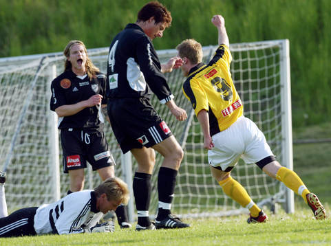 Benny Johansson fick släppa tre bollar, här det första