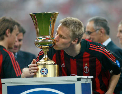 Laursen, Milan, kysser pokal