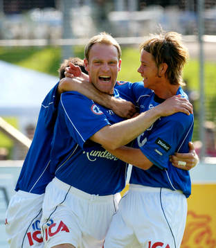 Sharbel Touma och Dusan Djuric klappar om Torbjörn