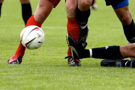Fot, fötter, boll, benskydd, strumpor, tackling