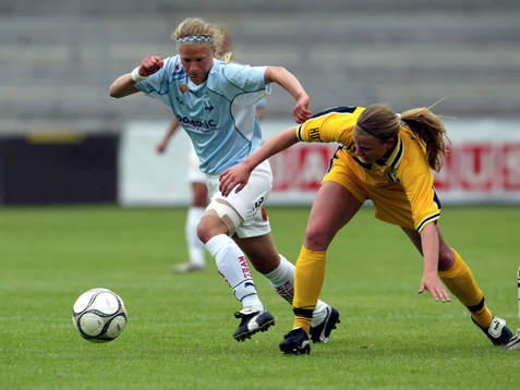 Frida Nordin får en Stattena-spelare på fall