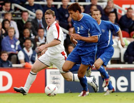 Englands Wayne Rooney och Slovakiens Martin Petras