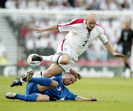 Englands Danny Mills och Slovakiens Rastislav Michlik