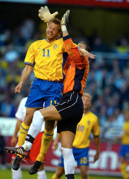 Mattias Jonson och Jerzy Dudek, målvakt, Polen