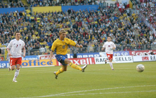 Marcus Allbäck, Sverige, skjuter in 2-0 målet
