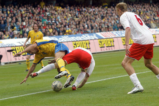 Fredrik Ljungberg i kamp om bollen